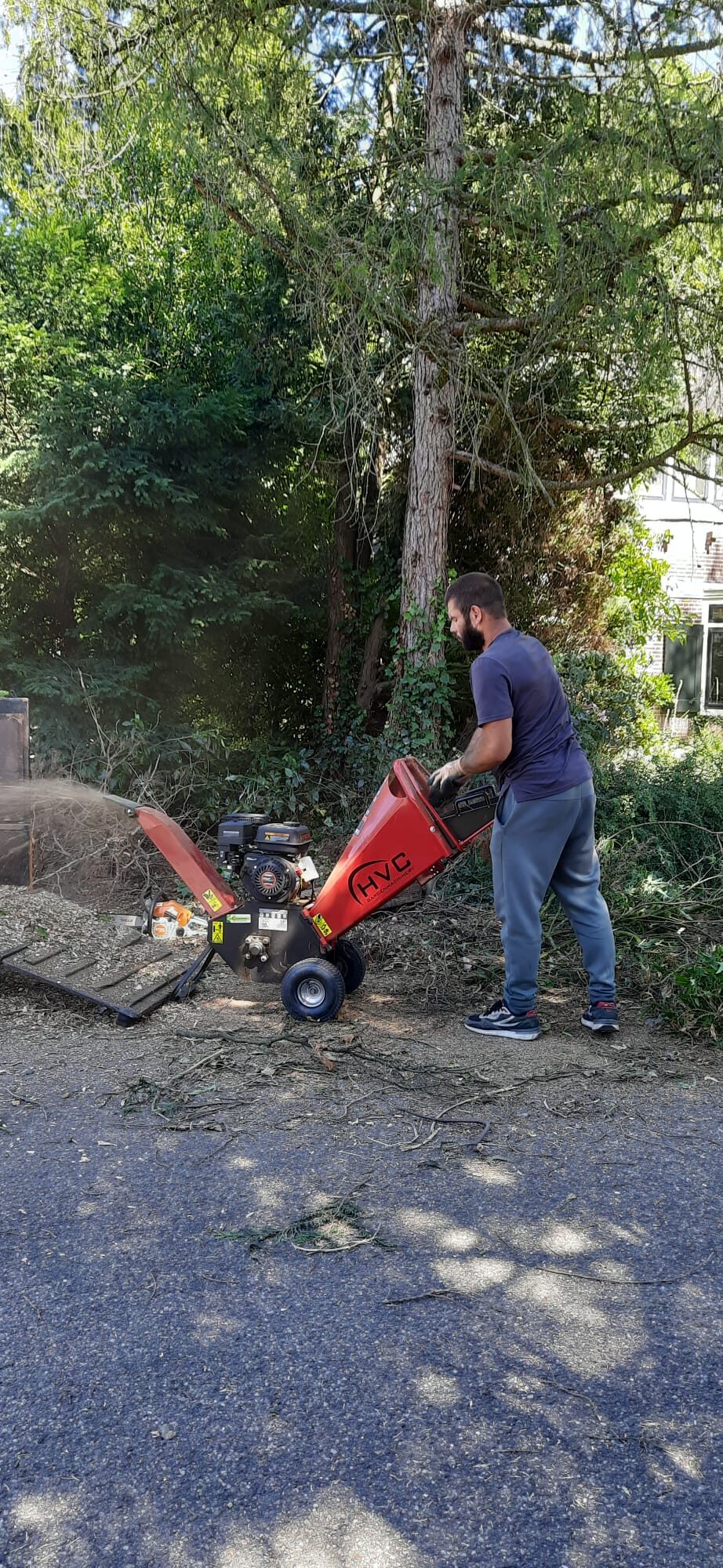 Snoeihout versnipperen met de houtversnipperaar – Tuinwerk Denys