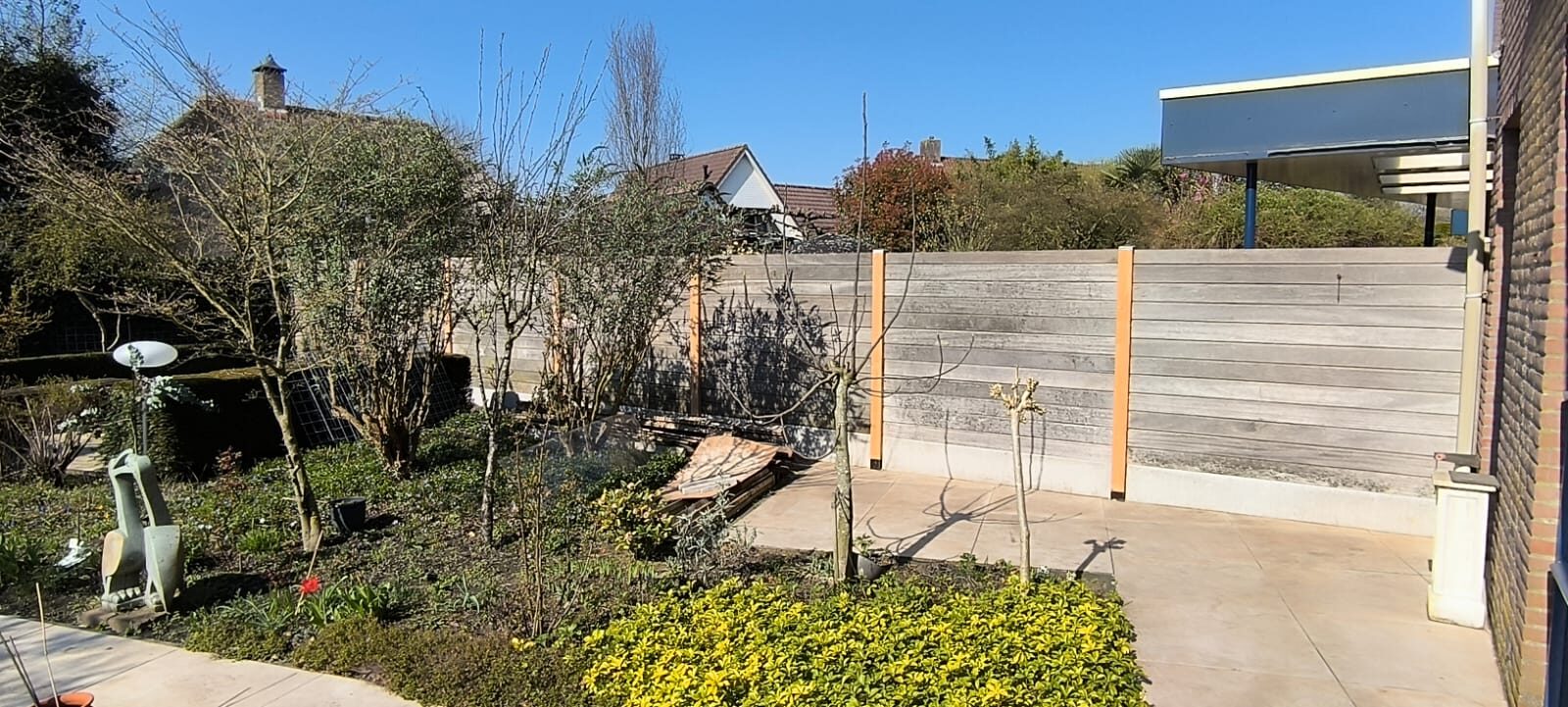 Afgewerkte tuin met nieuwe schutting – Tuinwerk Denys