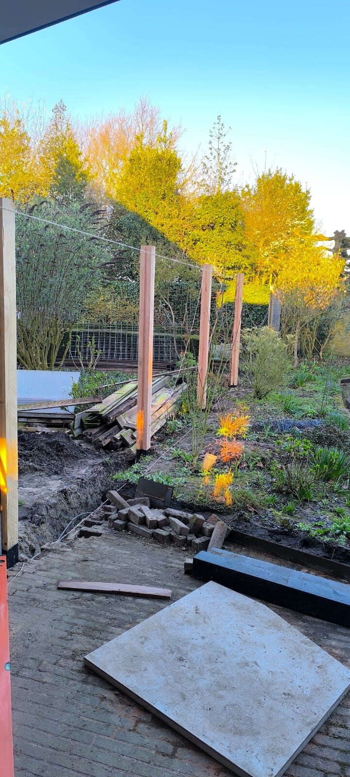 Nieuwe schutting plaatsen: palen waterpas gezet – Tuinwerk Denys