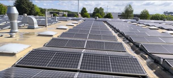 Zonnepanelen gereinigd op een dak – Tuinwerk Denys